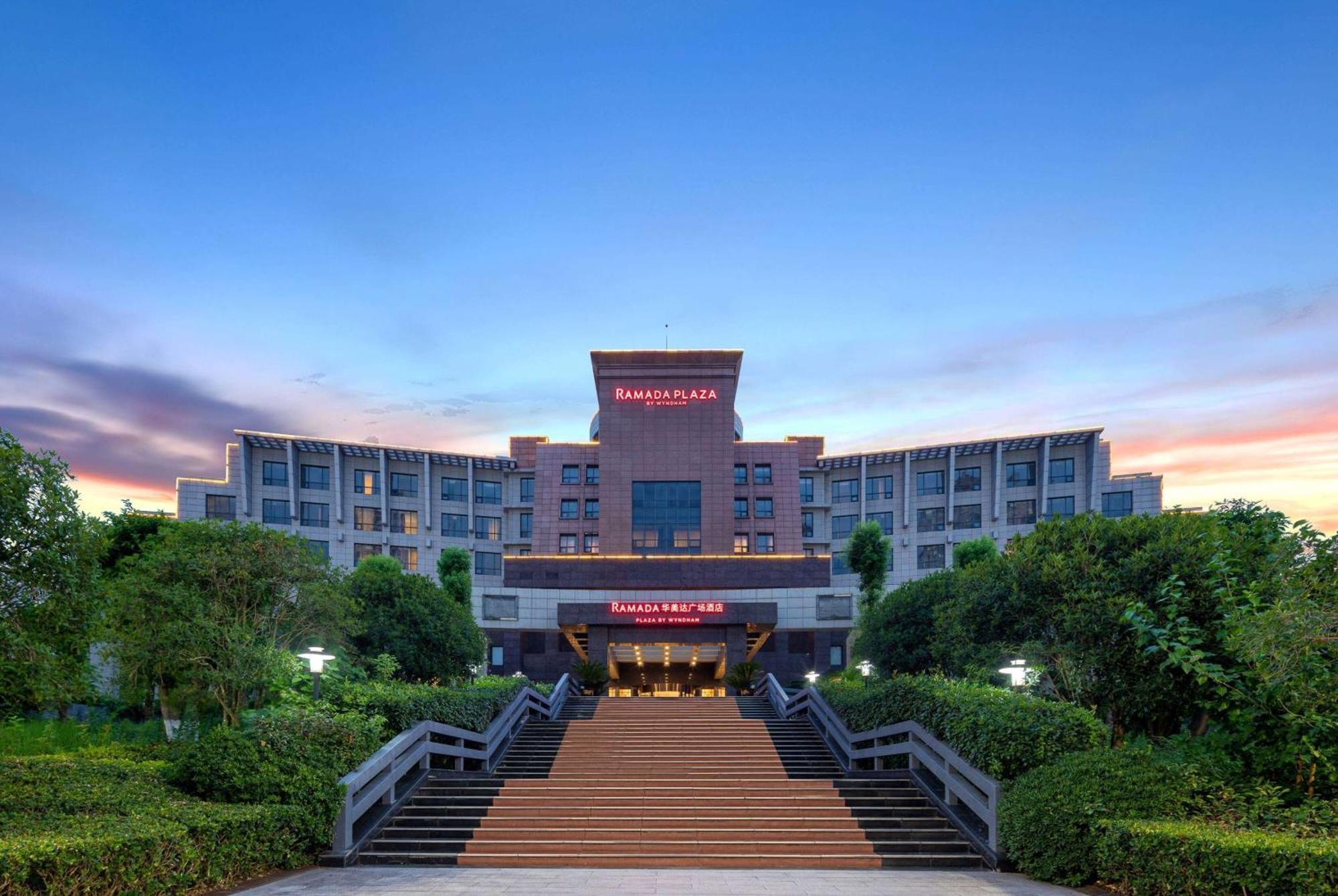 Отель Ramada Plaza By Wyndham Chongqing West Экстерьер фото